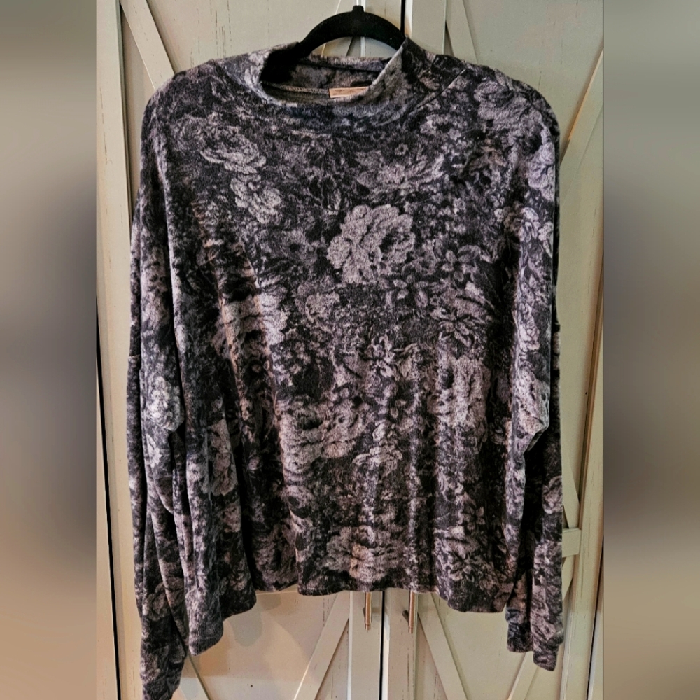 Dantelle Gray Floral Knit Sweater